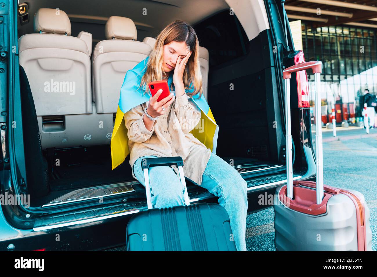 Verzweifelte ukrainische Frau geht aus ihrem Land Stockfoto