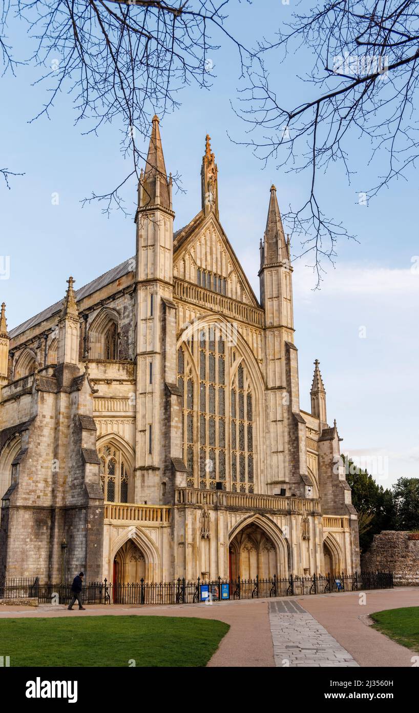Westfront der Winchester Cathedral im späten Abendlicht, Winchester, Hampshire, Südengland Stockfoto