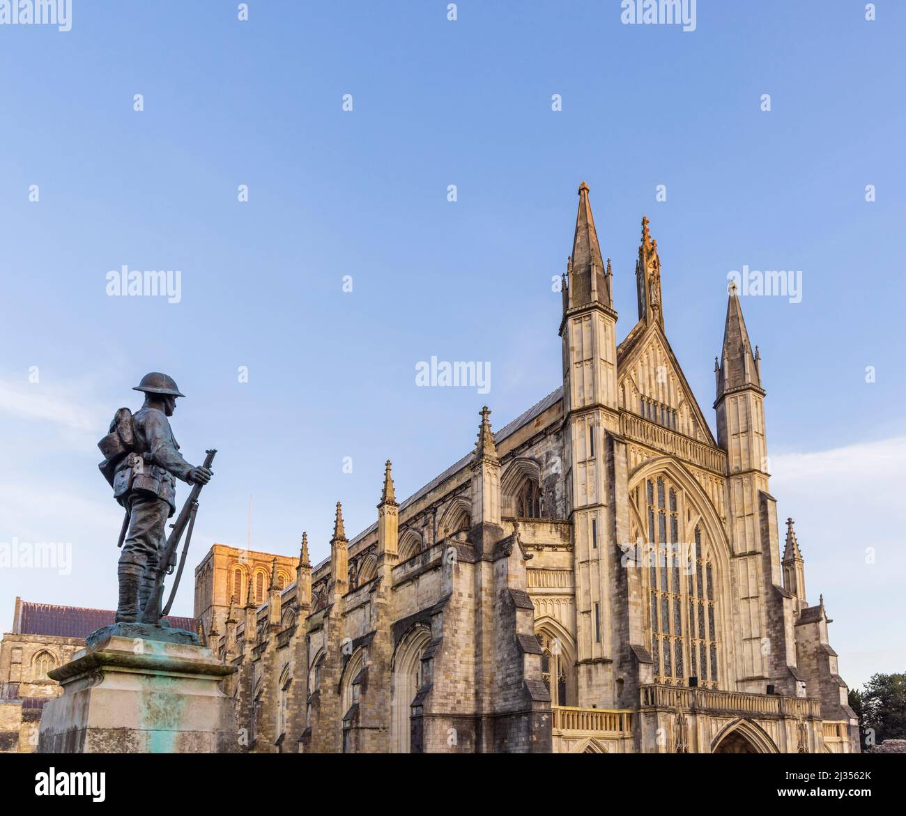 Gedenkstätte Bronzestatue eines Schützen des königlichen Gewehr-Korps von Winchester Cathedral in Cathedral Close, Winchester, Hampshire Stockfoto