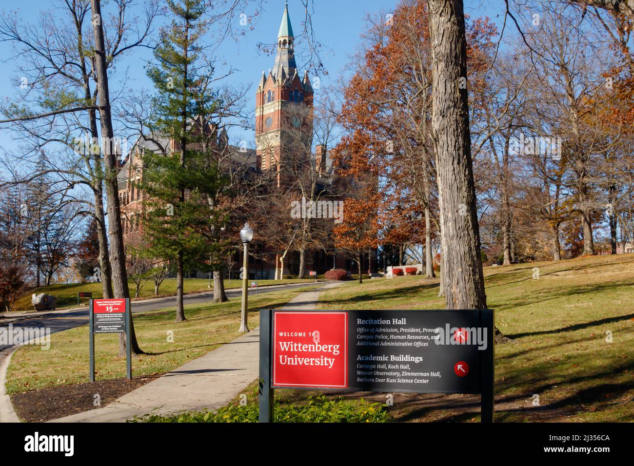 Willkommen bei der Wittenberg-Universität im Vordergrund. Rezitationshalle im Hintergrund. Wittenberg University, Springfield, Ohio, USA. Stockfoto
