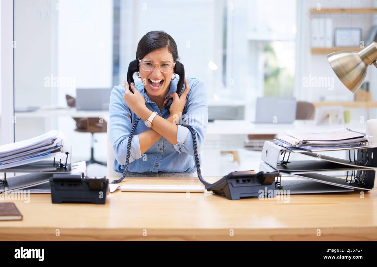 Ich brauche eine Pause, das ist zu viel. Aufnahme einer jungen Geschäftsfrau, die vor Frustration an ihrem Telefon schreit. Stockfoto