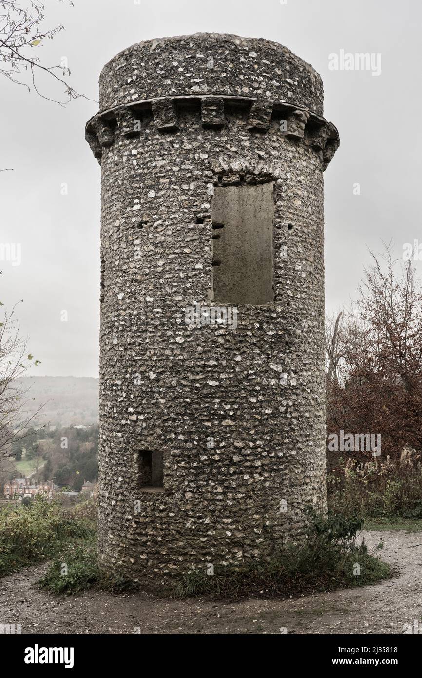 Der denkmalgeschützte Broadwood's Folly (Tower) aus Feuerstein in Box Hill / Lodge Hill auf dem Happy Valley Circular Walk im Winter in Surrey, England Stockfoto