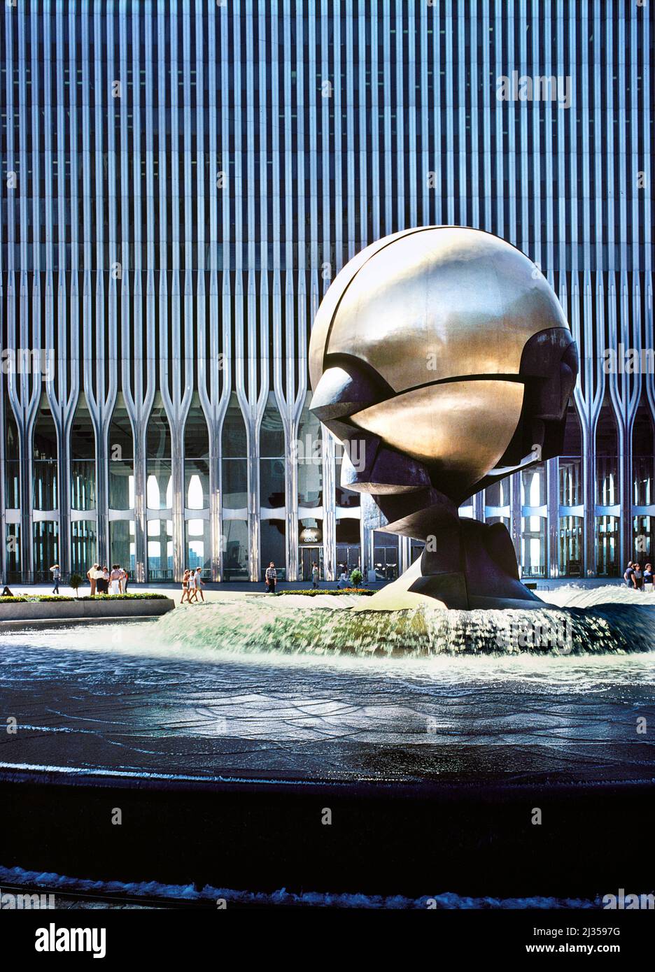 Eingangsbögen mit Kugel an der Plaza Fountain Skulptur von Fritz Koenig, World Trade Center, New York City, New York, USA, Sammlung Balthazar Korab, 1976 Stockfoto