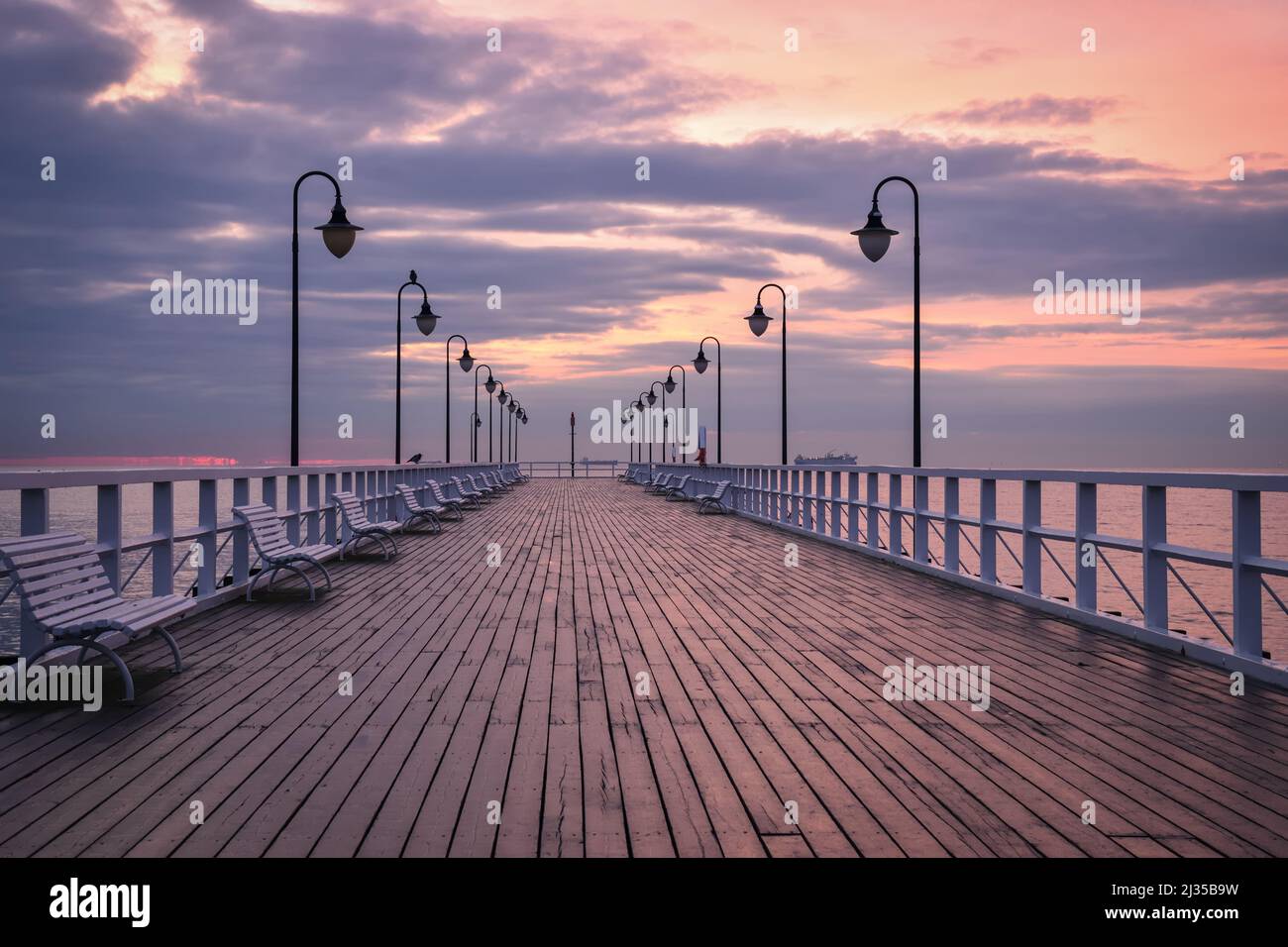 Wunderschöne Landschaft am Morgen am Meer. Hölzerne beliebte Pier am Morgen in Gdynia, Polen. Stockfoto