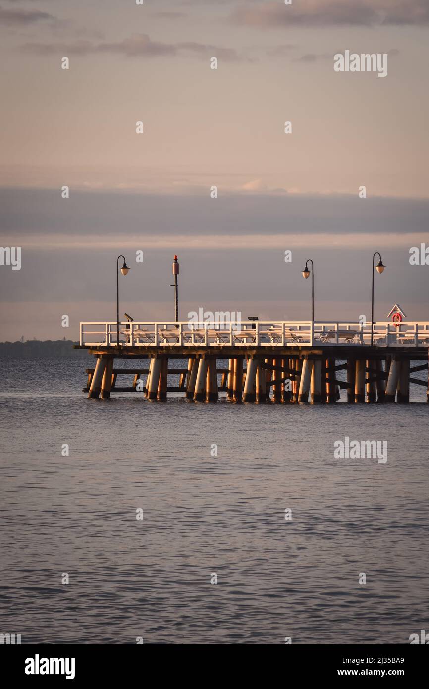 Morgen Küstenlandschaft. Strand mit Blick auf den Pier in Gdynia, Polen. Stockfoto