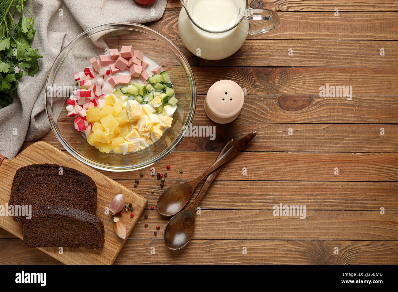 Zutaten für die Zubereitung schmackhafter Okroshka auf Holzgrund, Nahaufnahme Stockfoto