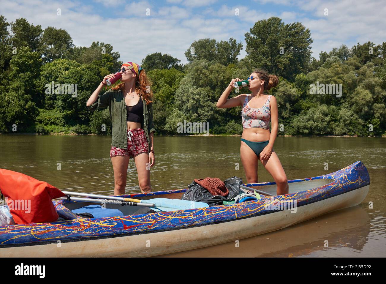 Bier trinken bei Sonnenschein auf einer Kanutour Stockfoto