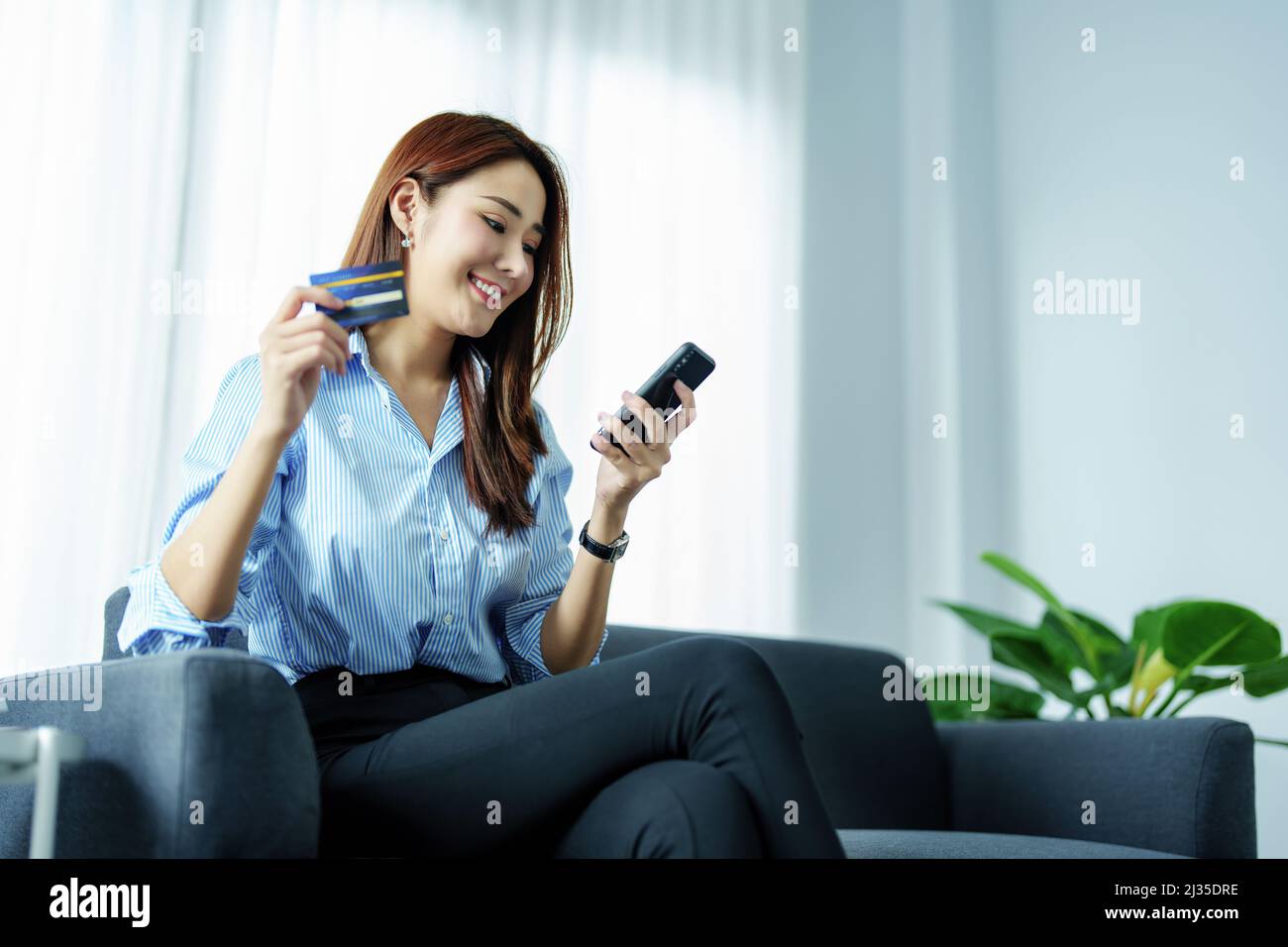 Online-Shopping und Internet-Zahlungen, Portrait of Asian Woman sind mit ihren Mobiltelefonen und Kreditkarten zum Online-Shop oder Besorgungen in der durchzuführen Stockfoto