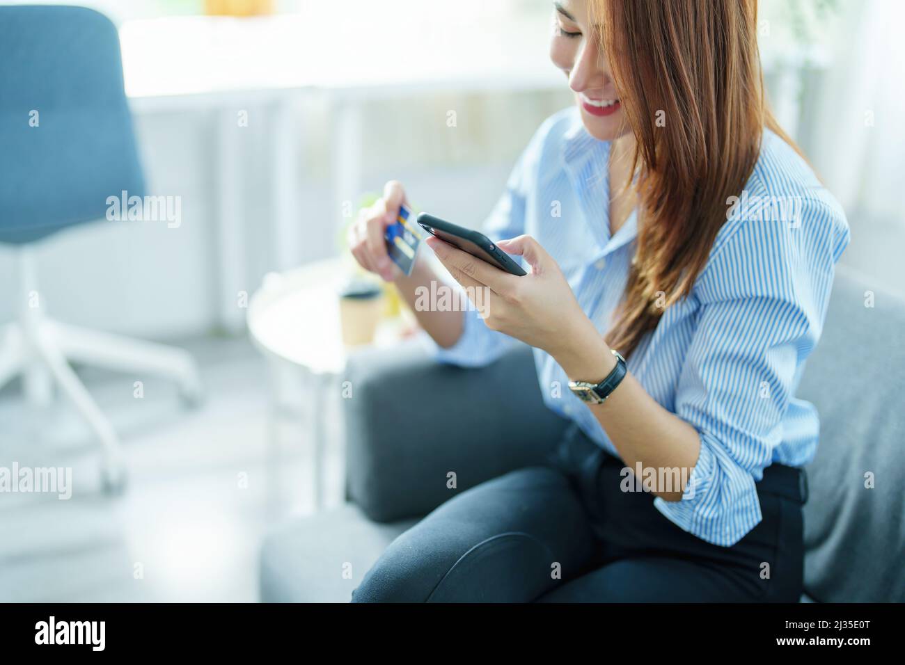 Online-Shopping und Internet-Zahlungen, asiatische Frau verwenden ihre Handys und Kreditkarten, um online zu kaufen oder Besorgungen in der digitalen Stockfoto