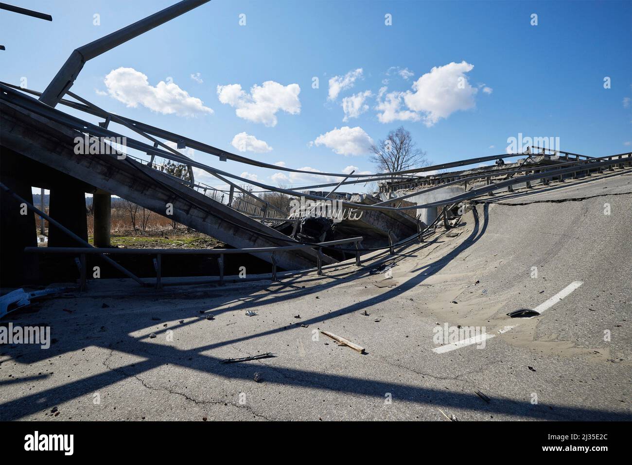 Bucha, Ukraine. 04. April 2022. Ein Blick auf die Zerstörung der Irpin-Brücke auf der Autobahn M-06 Kiew-Chop nach der russischen Invasion am 4. April 2022 in Bucha, Region Kiew, Ukraine. Quelle: Ukrainische Präsidentschaft/Ukrainische Präsidentschaft/Alamy Live News Stockfoto