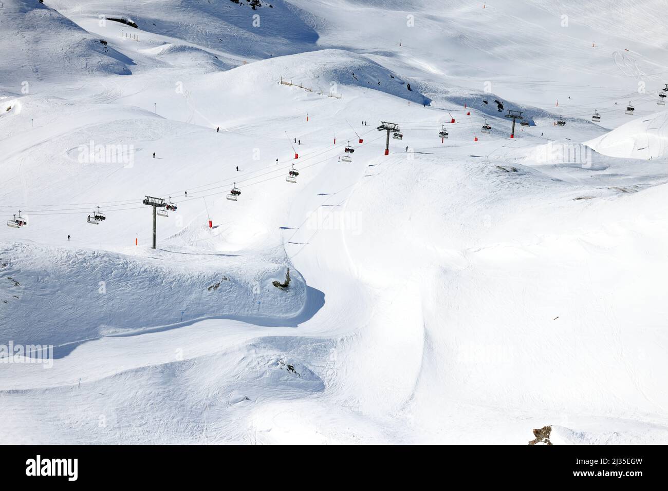 Bild ©lizenziert für Parsons Media. 28/02/2022. Val-d'Isre, Frankreich. Val-d'Isre - französisches Skigebiet. Die Skifahrer kehren nach 2 Jahren Urlaubszeit aufgrund von Covid-19 in das französische Skigebiet Val-d'Isre in den französischen Alpen zurück. Bild von Andrew Parsons / Parsons Media Stockfoto