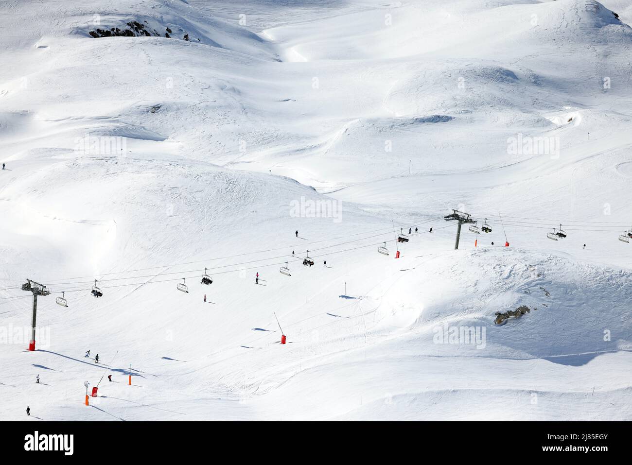 Bild ©lizenziert für Parsons Media. 28/02/2022. Val-d'Isre, Frankreich. Val-d'Isre - französisches Skigebiet. Die Skifahrer kehren nach 2 Jahren Urlaubszeit aufgrund von Covid-19 in das französische Skigebiet Val-d'Isre in den französischen Alpen zurück. Bild von Andrew Parsons / Parsons Media Stockfoto