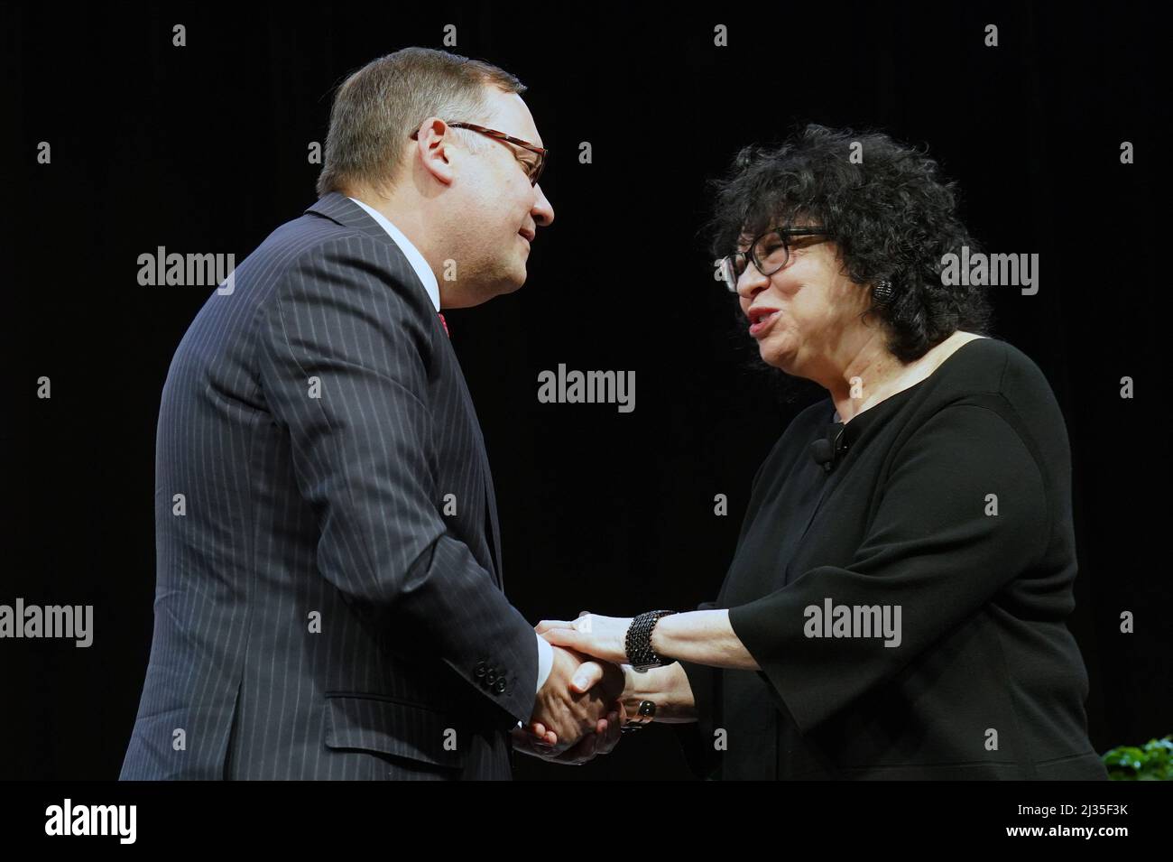 Clayton, Usa. 05. April 2022. Die assoziierte Justiz des Obersten Gerichtshofs Sonia Maria Sotomayor wird von Andrew Martin, dem Kanzler der Washington University, auf der Bühne begrüßt, bevor er am Dienstag, dem 5. April 2022, mit dem Studentenwerk in Clayton, Missouri, sprach. Im Gespräch mit maskierten Studenten beantwortete Sotomayor Fragen, gab Lebensberatung und erklärte, wie sie gelernt hat, Poker zu spielen. Foto von Bill Greenblatt/UPI Credit: UPI/Alamy Live News Stockfoto