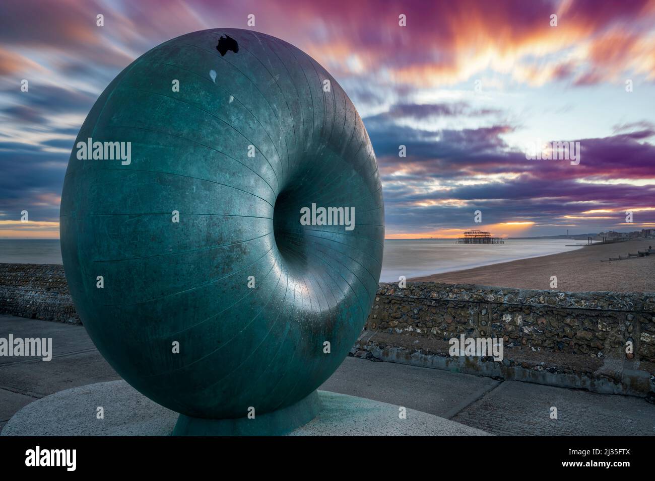 „Afloat“ ist ein großer, kreisförmiger, in Bronze gegossener Globus in Donut-Form, der sich an der Strandpromenade von Brighton befindet. Die Skulptur wird als Pos. Stockfoto