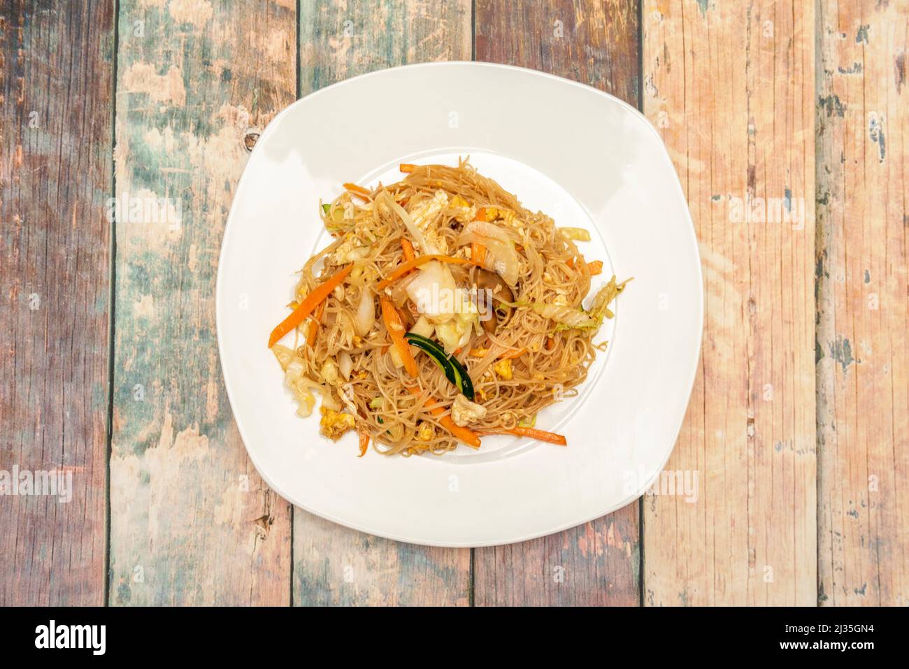 Gebratene Nudeln sind die häufigsten Nudeln in der asiatischen Küche. Es gibt unzählige Mengen an Sorten, Kochstile und Zutaten, aber sie alle h Stockfoto