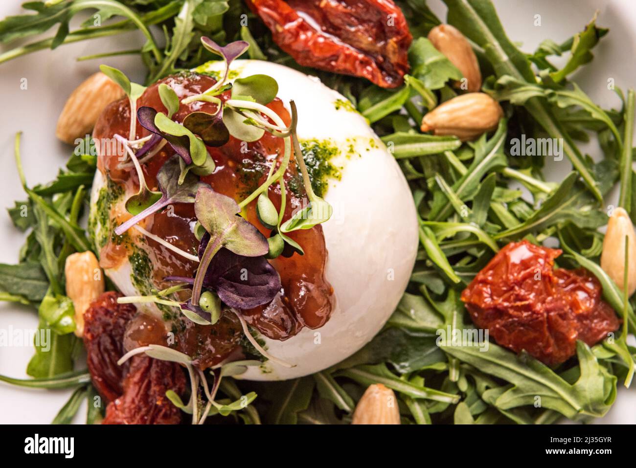 Tomatensalat mit sprossen und prosciutto -Fotos und -Bildmaterial in ... Tomatensalat mit sprossen und prosciutto -Fotos und -Bildmaterial in ...