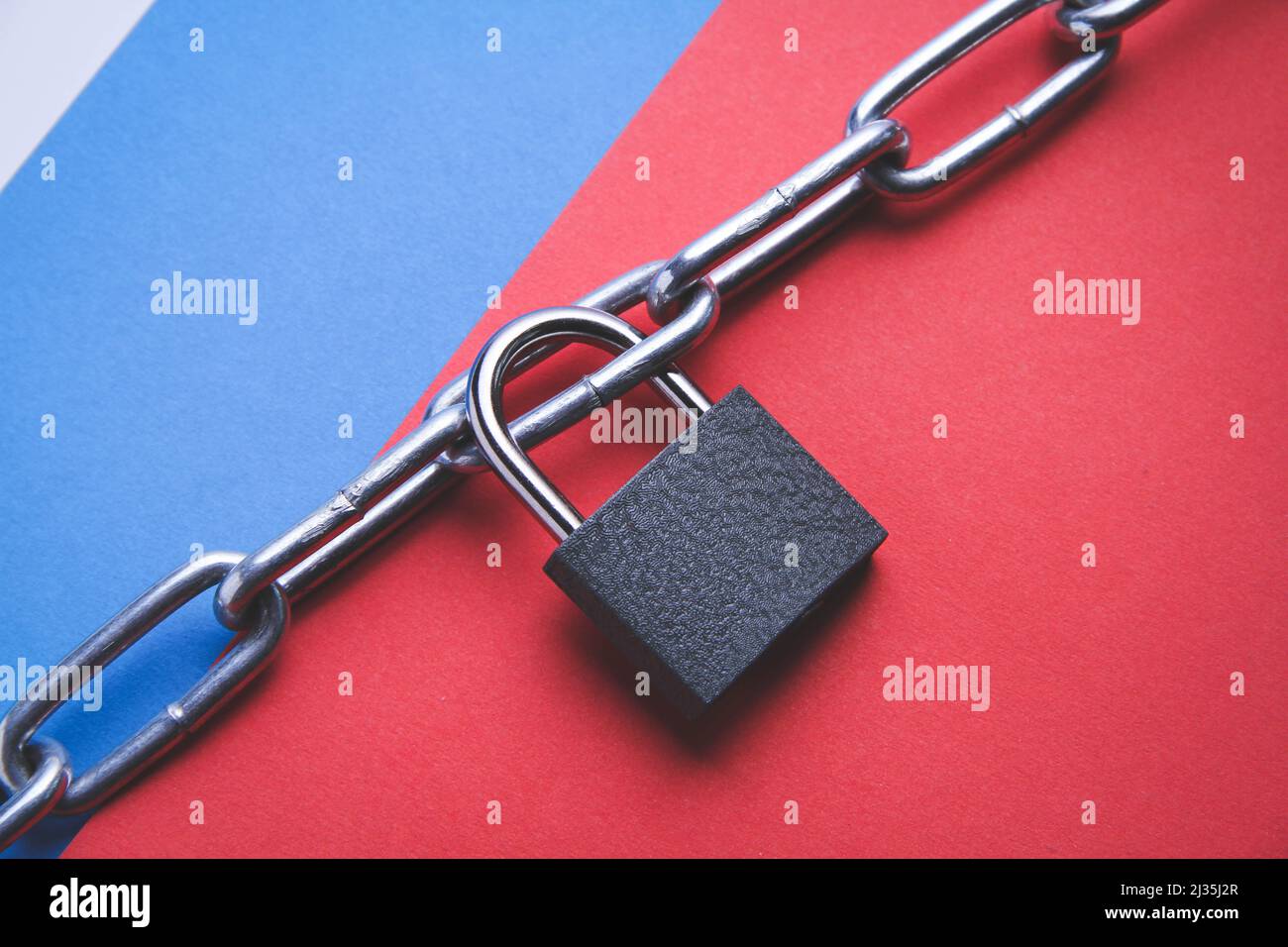 Die Flagge Russlands und die Kette mit dem Schloss. Blockierung des Landes. Verboten. Stockfoto