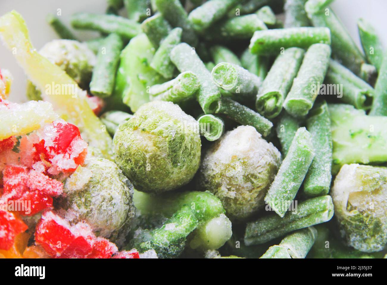 Tiefgefrorenes Gemüse aus nächster Nähe. Gemüse im Kühlschrank. Eis auf Gemüse. Stockfoto