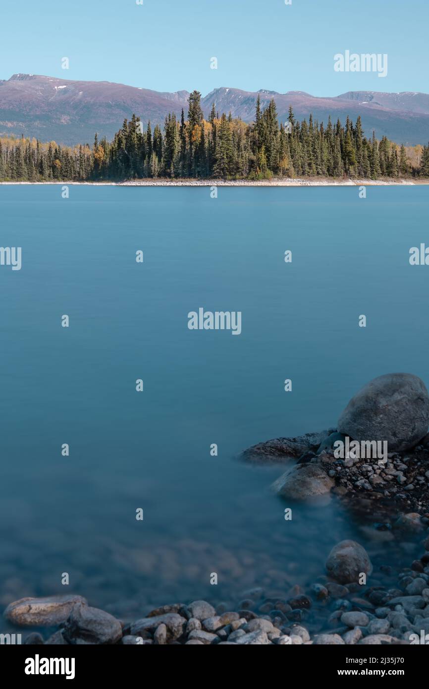 Boya Lake in British Columbia im Herbst Stockfoto