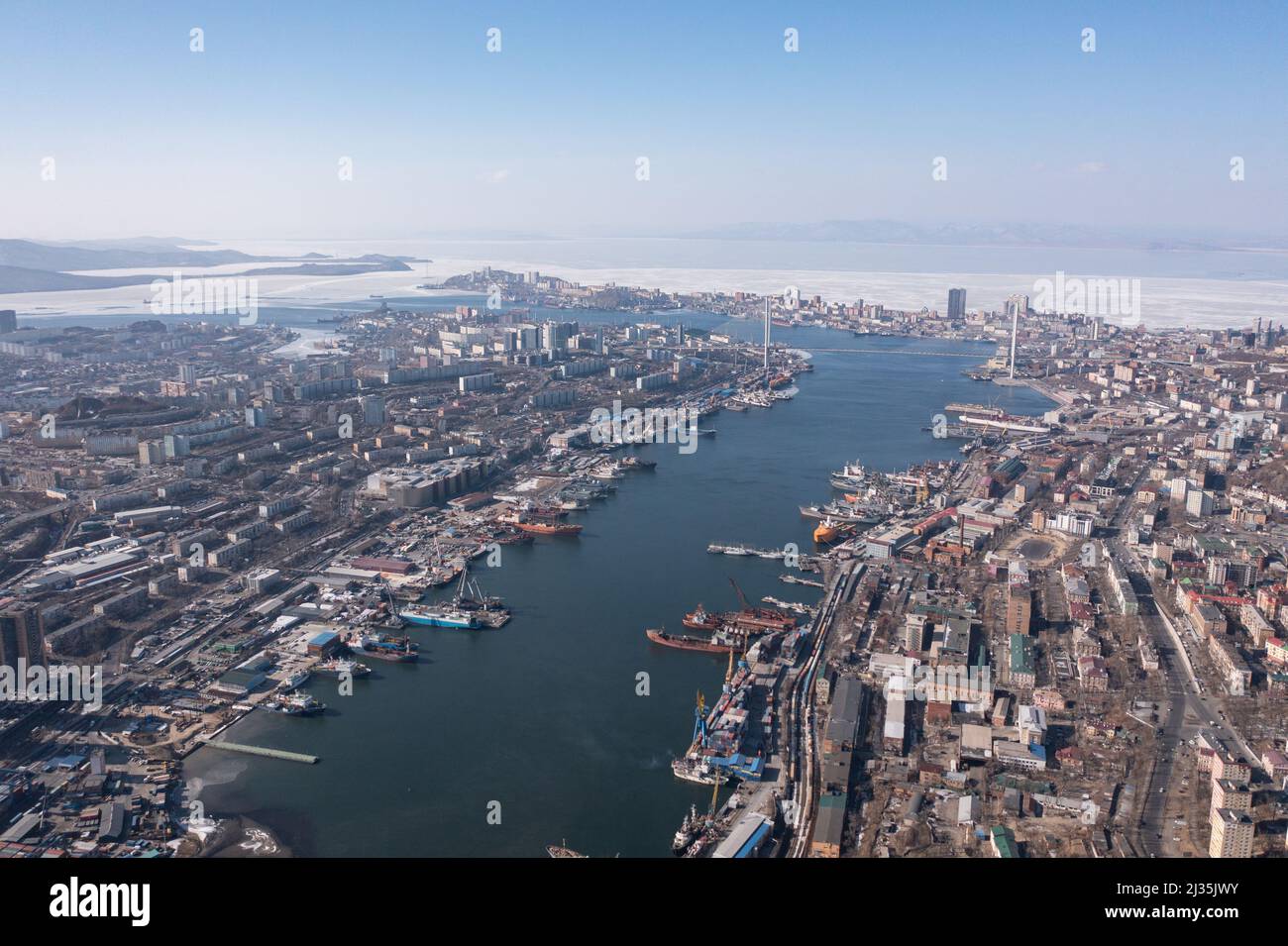 Wladiwostok, Russland - 5. Februar 2022:der Blick von der Spitze der Bucht, Häuser und Straßen der Stadt. Stockfoto
