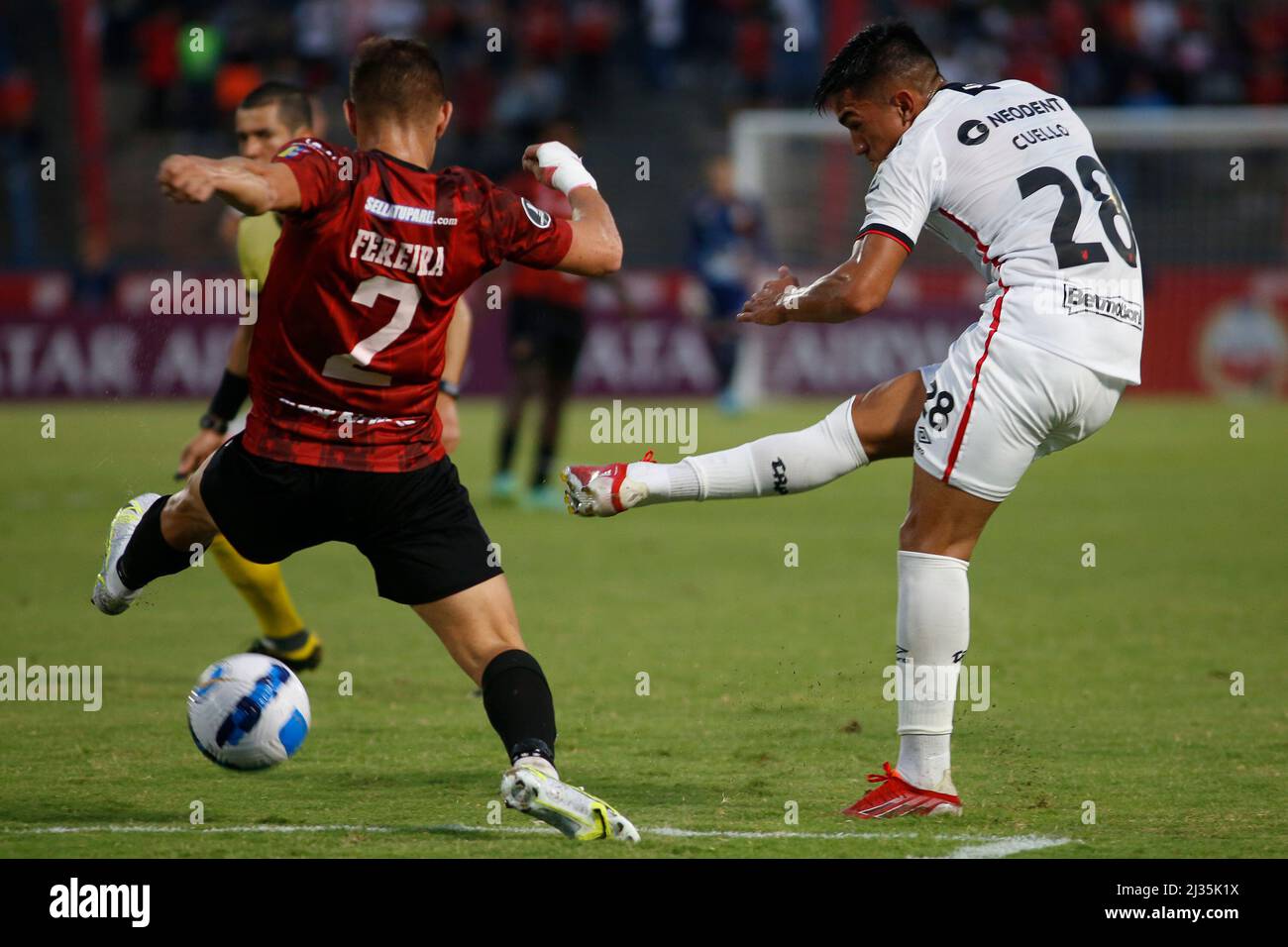 Caracas, Caracas, Venezuela, Venezuela. 5. April 2022. CARACAS, VENEZUELA - 5. APRIL: Cuello von Athletico Paranaense schießt den Ball beim Copa CONMEBOL Libertadores-Spiel zwischen Caracas FC und Athletico Paranaense am 5. April 2022 im Estadio OlÃ-mpico de la UCV in Caracas, Venezuela. (Bild: © Pedro Rances Mattey/PX Imagens via ZUMA Press Wire) Stockfoto