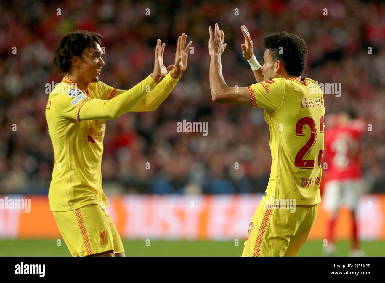Lissabon. 5. April 2022. Luis Diaz (R) vom FC Liverpool feiert mit Alexander-Arnold beim UEFA Champions League Quarter Final Leg One Fußballspiel zwischen SL Benfica und dem FC Liverpool am 5. April 2022 im Luz-Stadion in Lissabon, Portugal. Quelle: Petro Fiuza/Xinhua/Alamy Live News Stockfoto