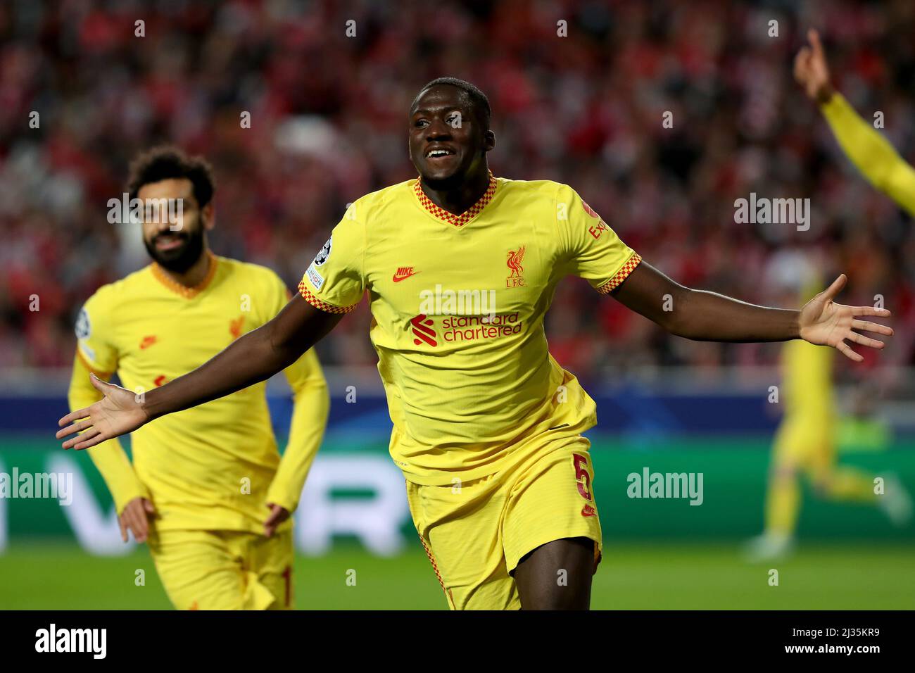 Lissabon. 5. April 2022. Ibrahima Konate vom FC Liverpool feiert am 5. April 2022 ein Tor beim UEFA Champions League Quarter Final Leg One Fußballspiel zwischen SL Benfica und dem FC Liverpool im Luz-Stadion in Lissabon, Portugal. Quelle: Petro Fiuza/Xinhua/Alamy Live News Stockfoto