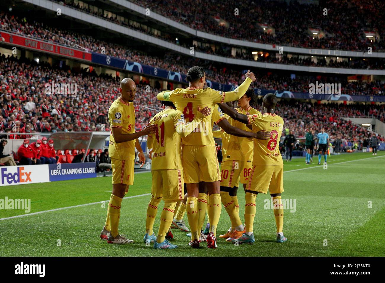 Lissabon. 5. April 2022. Die Spieler des FC Liverpool feiern am 5. April 2022 im Luz-Stadion in Lissabon, Portugal, nach dem Tor beim UEFA Champions League Quarter Final Leg One Fußballspiel zwischen SL Benfica und dem FC Liverpool. Quelle: Petro Fiuza/Xinhua/Alamy Live News Stockfoto