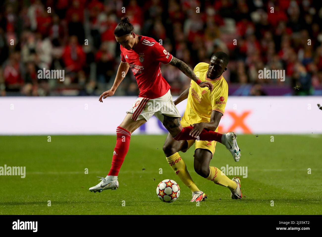 Lissabon. 5. April 2022. Darwin Nunez (L) von SL Benfica steht mit Ibrahima Konate vom FC Liverpool während des UEFA Champions League Quarter Final Leg One Fußballspiels zwischen SL Benfica und dem FC Liverpool am 5. April 2022 im Luz-Stadion in Lissabon, Portugal, gegenüber. Quelle: Petro Fiuza/Xinhua/Alamy Live News Stockfoto