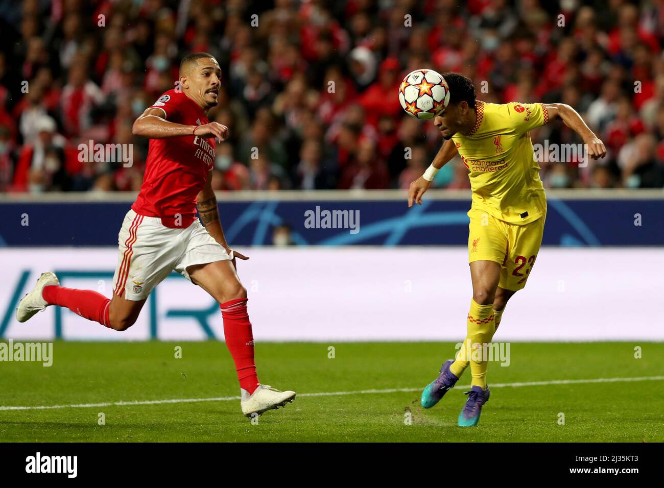 Lissabon. 5. April 2022. Luis Diaz (R) vom FC Liverpool spielt am 5. April 2022 im Luz-Stadion in Lissabon, Portugal, mit Gilberto von SL Benfica beim UEFA Champions League Quarter Final Leg One Fußballspiel zwischen SL Benfica und dem FC Liverpool. Quelle: Petro Fiuza/Xinhua/Alamy Live News Stockfoto
