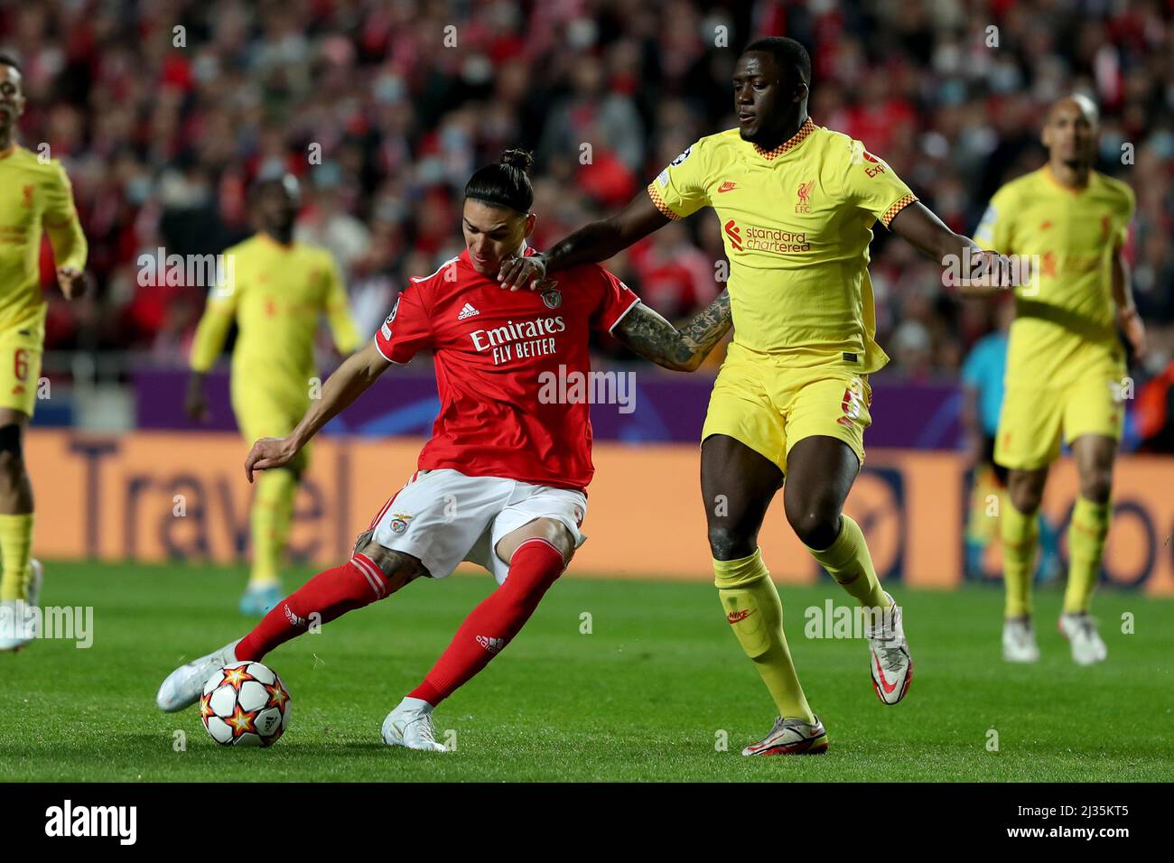 Lissabon. 5. April 2022. Darwin Nunez (L) von SL Benfica steht mit Ibrahima Konate vom FC Liverpool während des UEFA Champions League Quarter Final Leg One Fußballspiels zwischen SL Benfica und dem FC Liverpool am 5. April 2022 im Luz-Stadion in Lissabon, Portugal, gegenüber. Quelle: Petro Fiuza/Xinhua/Alamy Live News Stockfoto