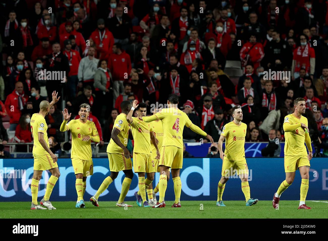 Lissabon. 5. April 2022. Die Spieler des FC Liverpool feiern am 5. April 2022 im Luz-Stadion in Lissabon, Portugal, nach dem Tor beim UEFA Champions League Quarter Final Leg One Fußballspiel zwischen SL Benfica und dem FC Liverpool. Quelle: Petro Fiuza/Xinhua/Alamy Live News Stockfoto