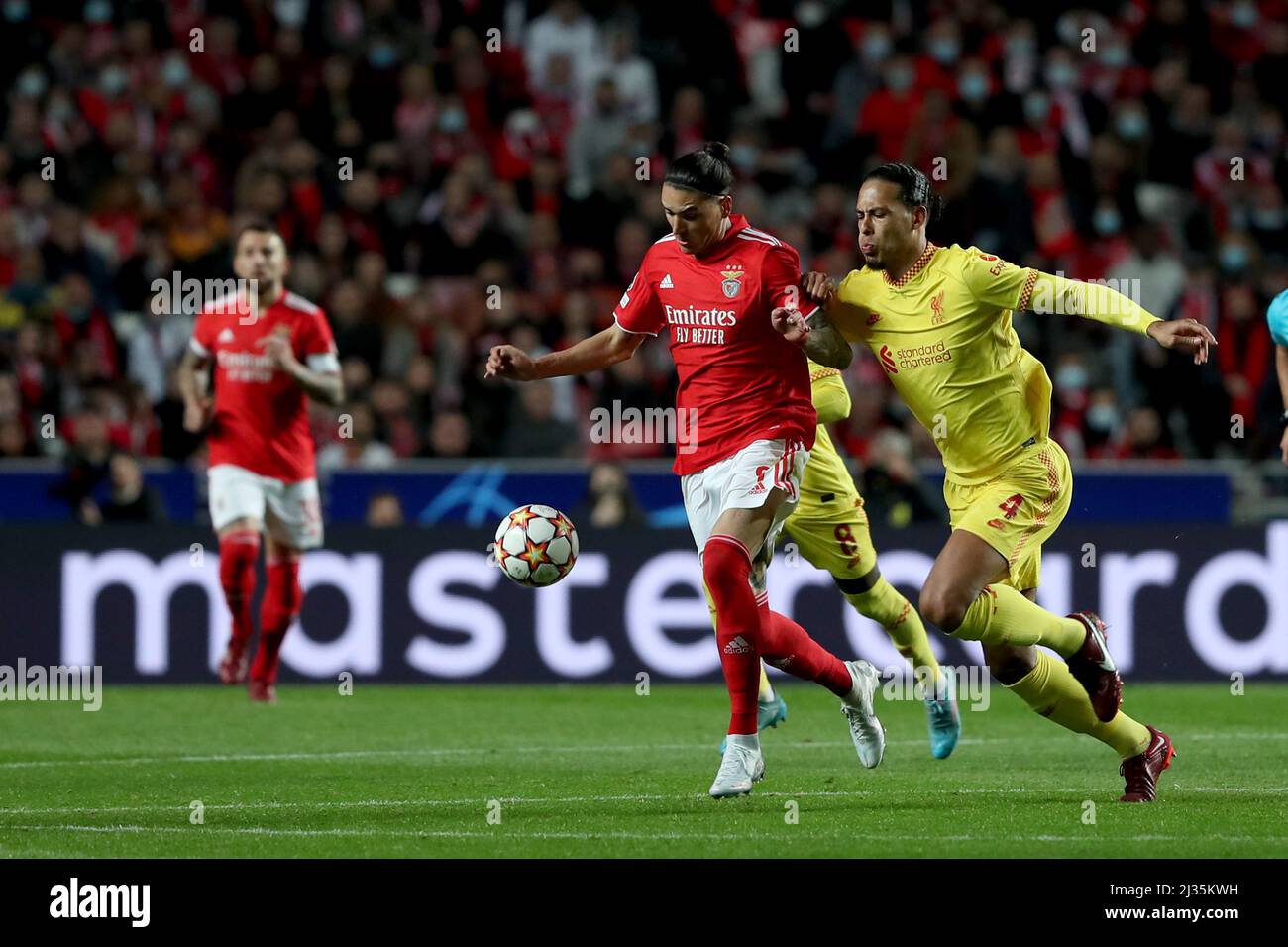 Lissabon. 5. April 2022. Darwin Nunez (L) von SL Benfica steht mit Virgil van Dijk vom FC Liverpool während des UEFA Champions League Quarter Final Leg One Fußballspiels zwischen SL Benfica und dem FC Liverpool am 5. April 2022 im Luz-Stadion in Lissabon, Portugal, gegenüber. Quelle: Petro Fiuza/Xinhua/Alamy Live News Stockfoto