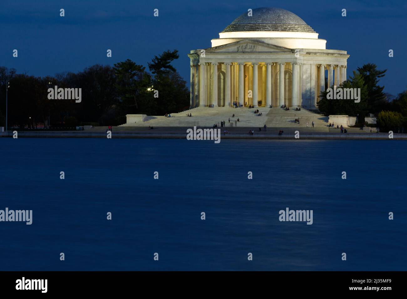 Das Jefferson Memorial im frühen Frühling in Washington DC bei der Blue Hour Stockfoto