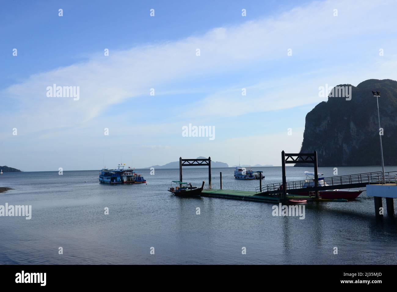 Pak Meng Pier ist der Ausgangspunkt für Longtail-Boote und Schnellboote zu den Inseln Koh Mook, Koh Kradan, Koh Ngai und Koh Libong, Sikao Di Stockfoto