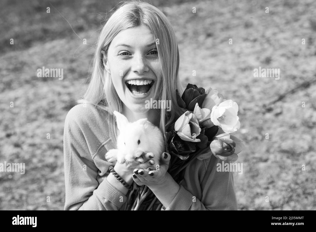 Nahaufnahme von lustigen Mädchen mit Hase Kaninchen. Fröhliche und positive Mädchen halten Kaninchen Hase und Ostern feiern. Stockfoto