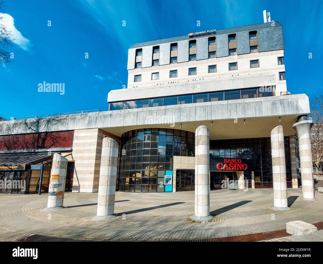 Eine vertikale Aufnahme der Fassade des Banco Casino in hellem Sonnenlicht in Bratislava, Slowakei Stockfoto
