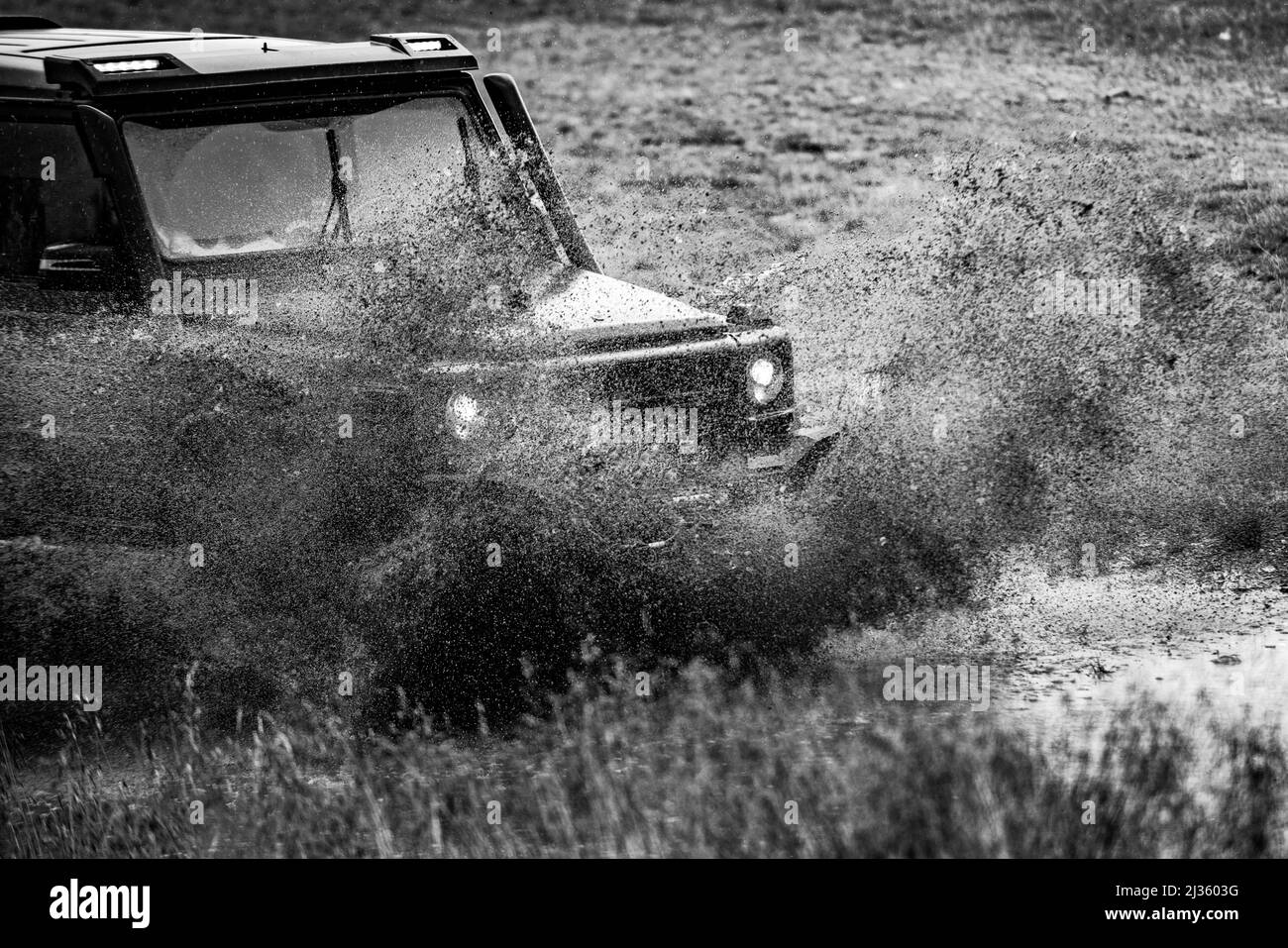 Geländewagen Jeep-Expedition zu den Dörfern auf Bergstraße. Reise- und Rennkonzept für Geländewagen mit 4x4-Antrieb. Stockfoto