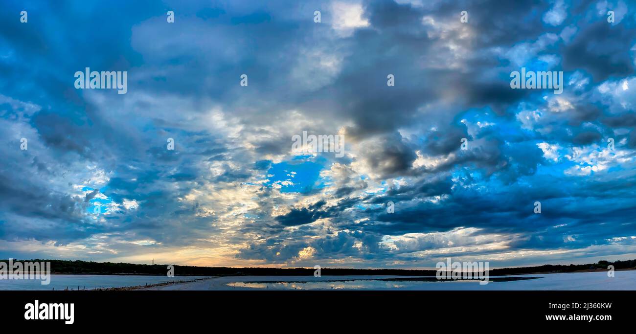 Sonnenaufgang und sein Kaleidoskop an Farben über einem trockenen Salzsee im australischen Outback. Stockfoto