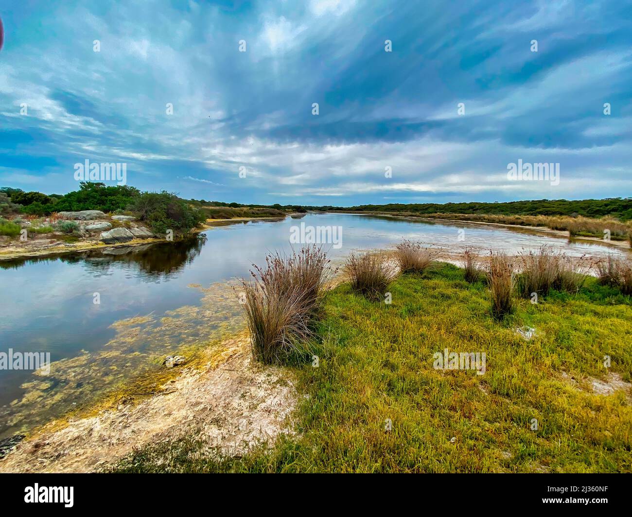 Sonnenaufgang und sein Kaleidoskop an Farben über einem trockenen Salzsee im australischen Outback. Stockfoto
