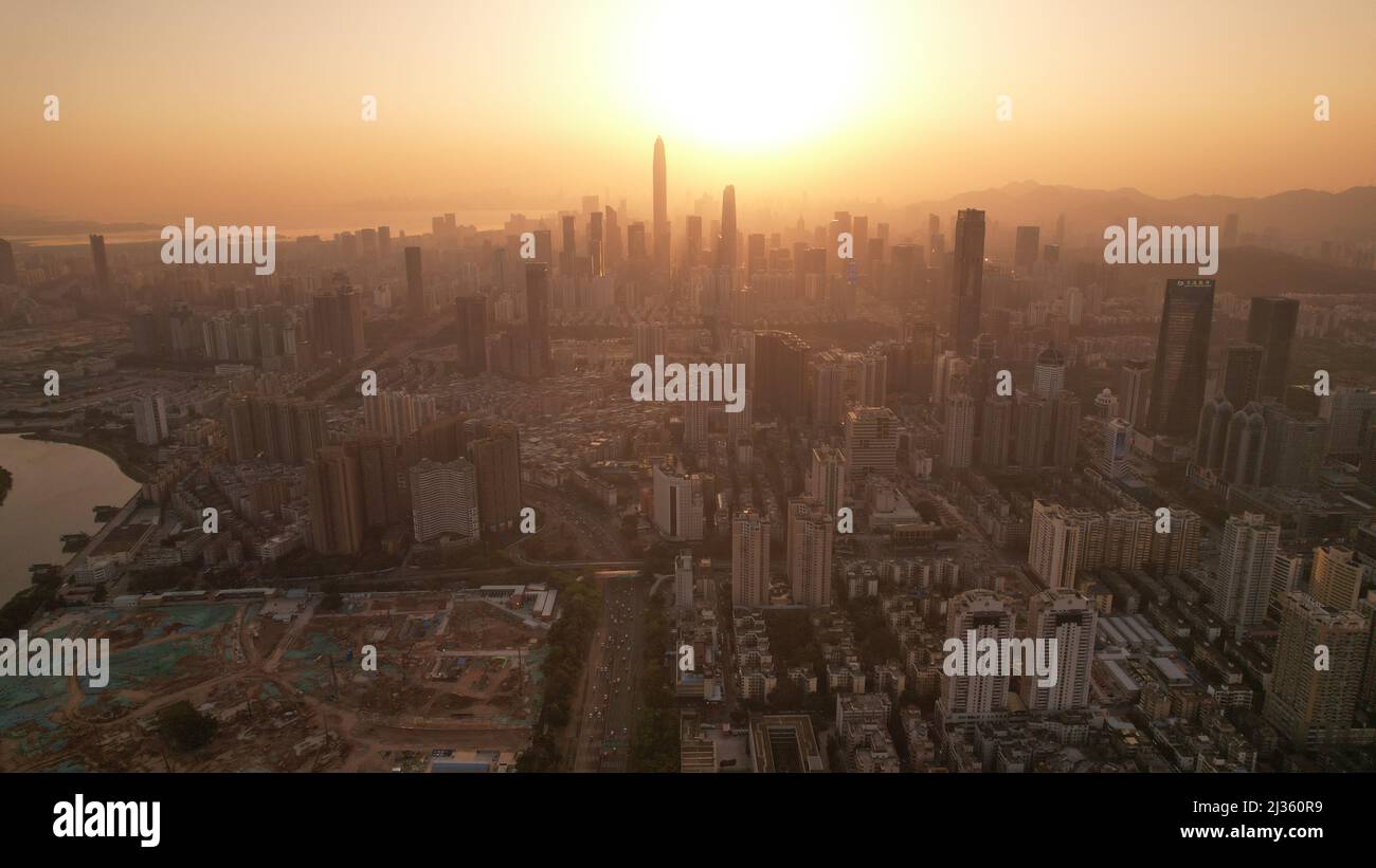 Blick auf die Skyline von Shenzhen von der Grenze zum Ma Tso Lung-Gebiet in Hongkong Stockfoto