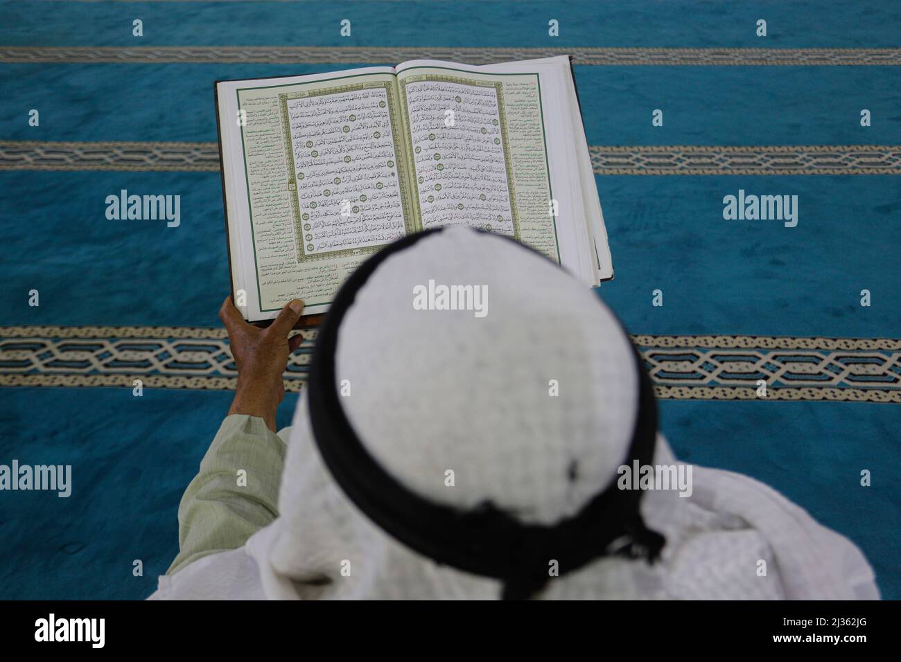 Gaza, Palästina. 05. April 2022. Ein Palästinenser liest den Koran in der Al-Omari Moschee während des heiligen Monats Ramadan in Gaza-Stadt. (Foto von Mahmoud Issa/SOPA Images/Sipa USA) Quelle: SIPA USA/Alamy Live News Stockfoto