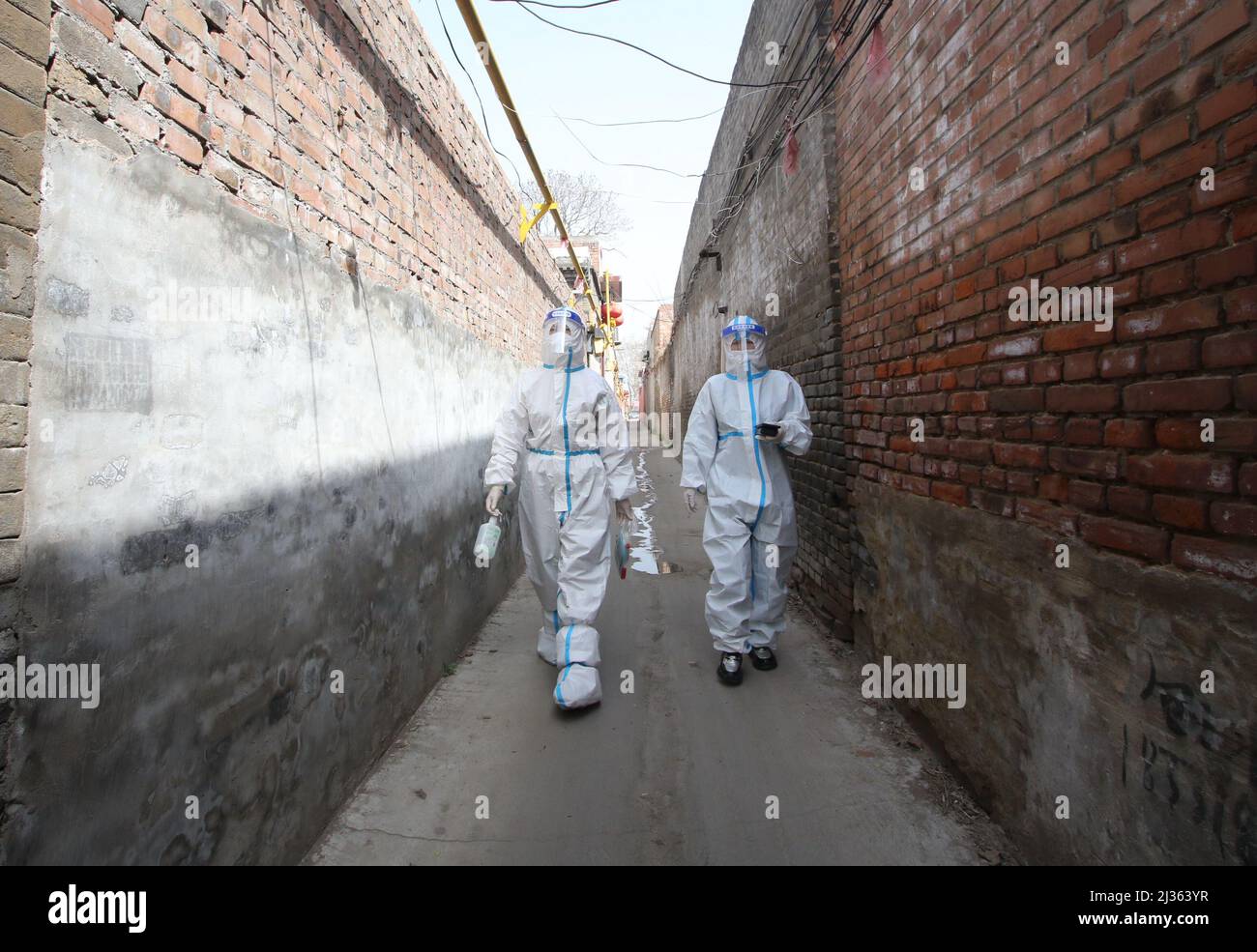 HANDAN, CHINA - 5. APRIL 2022 - Medizinische Mitarbeiter gehen zu einem Altenheim mit eingeschränkter Mobilität und nehmen Nukleinsäureproben in Handan, Hebei Provin Stockfoto