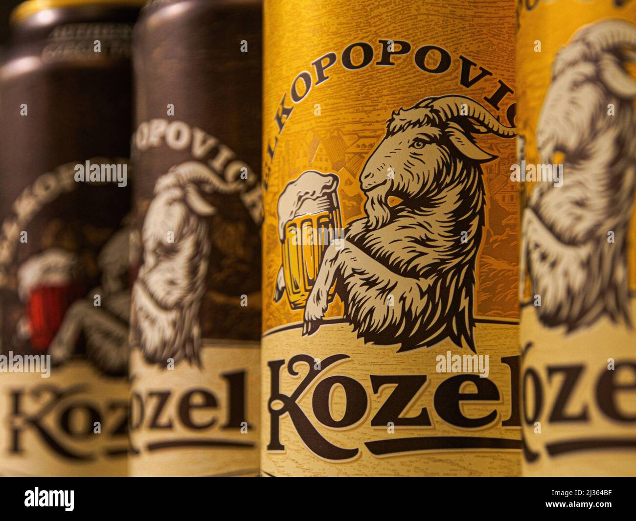 Moskau, Russland. 31. März 2022. Velkopovicky Kozel-Logo auf einer Bierkistel. (Foto: Alexander Sayganov/SOPA Images/Sipa USA) Quelle: SIPA USA/Alamy Live News Stockfoto