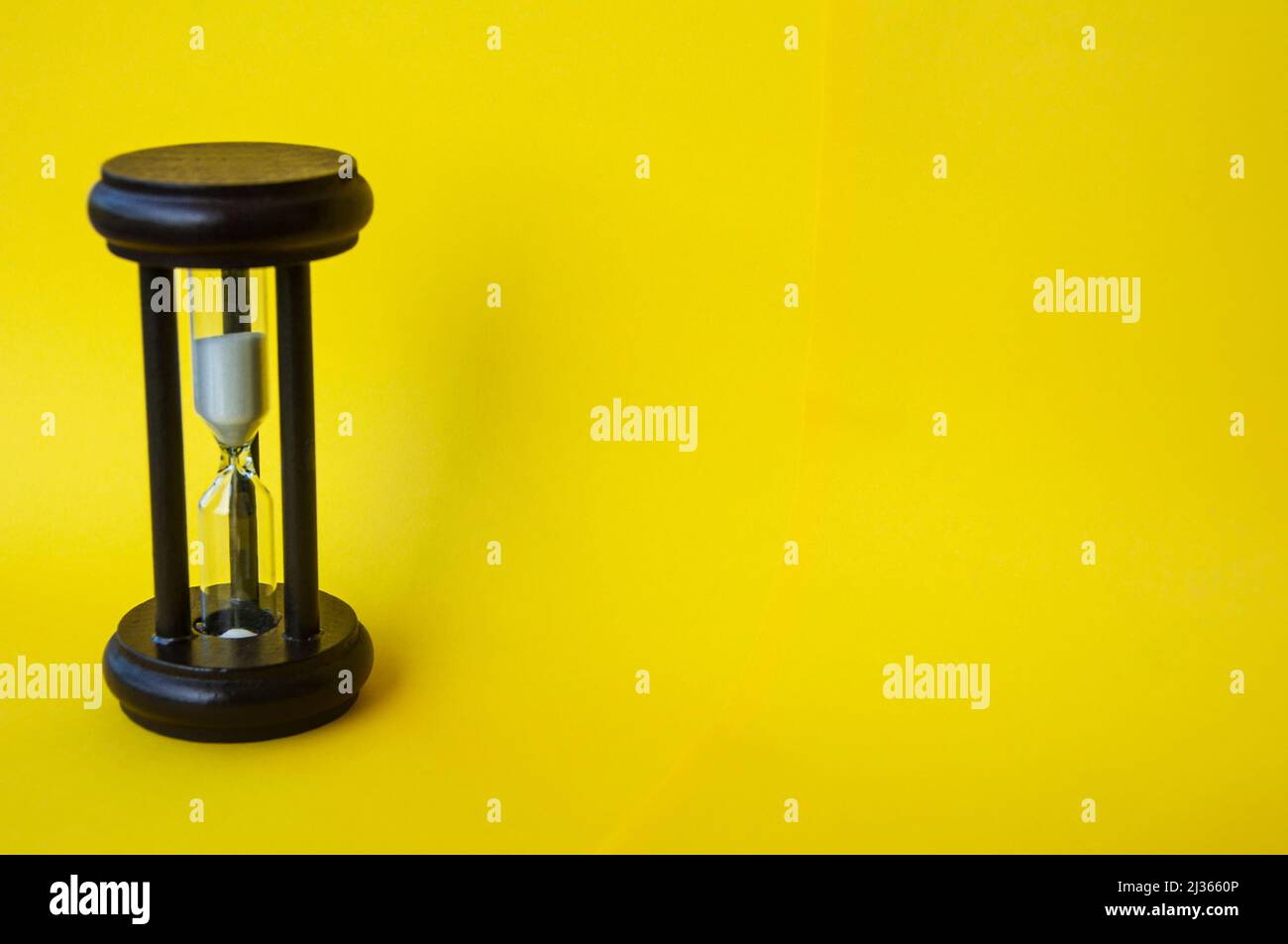 Minutenglas auf gelbem Hintergrund isoliert. Speicherplatz kopieren. Stockfoto
