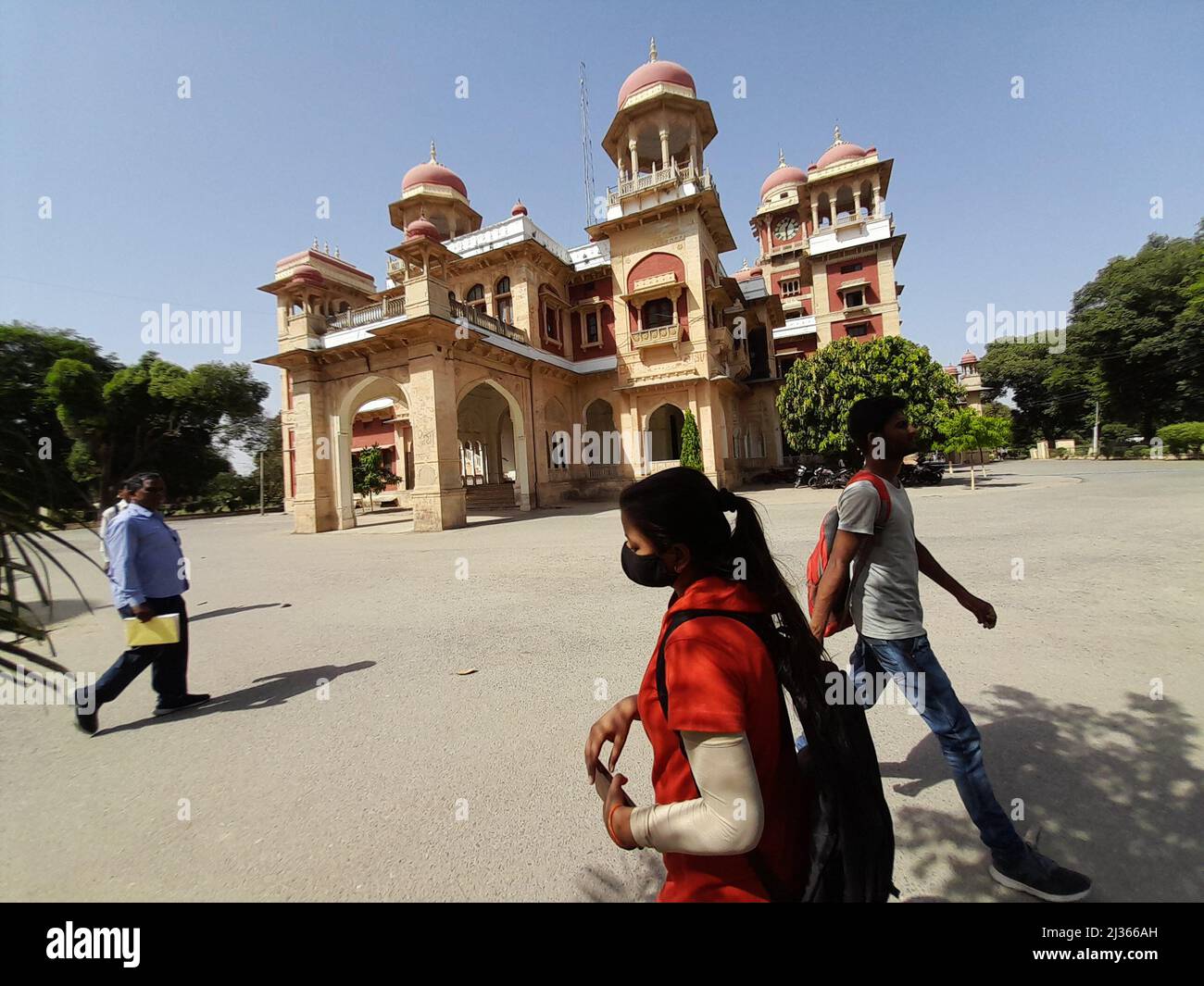 Prayagraj, Uttar Pradesh, Indien. 4. April 2022. Die neue UP-Regierung hat landesweit die „Schule chalo abhiyaan“ ins Leben gerufen, um die verloste Studie der letzten zwei Sitzungen aufgrund der Corona-Pandemie in Uttar Pradesh, Indien, zu vertuschen. Die Universität Allahabad ist eine zentrale Universität des Kollegiums in Prayagraj, Uttar Pradesh, Indien. Es wurde am 23. September 1887 durch ein Gesetz des Parlaments gegründet und ist als Institut von nationaler Bedeutung (INI) anerkannt. Sie ist eine der ältesten modernen Universitäten Indiens.[4] Ihre Ursprünge liegen im Muir Central College, benannt nach dem LT. Gouverneur der nordwestlichen Provinzen, S. Stockfoto