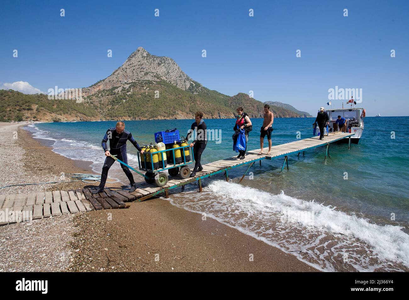 Taucher, die Ausrüstung vom Tauchboot, der Bucht von Adrasan, Lykia, der Türkei, dem Mittelmeer entladen Stockfoto