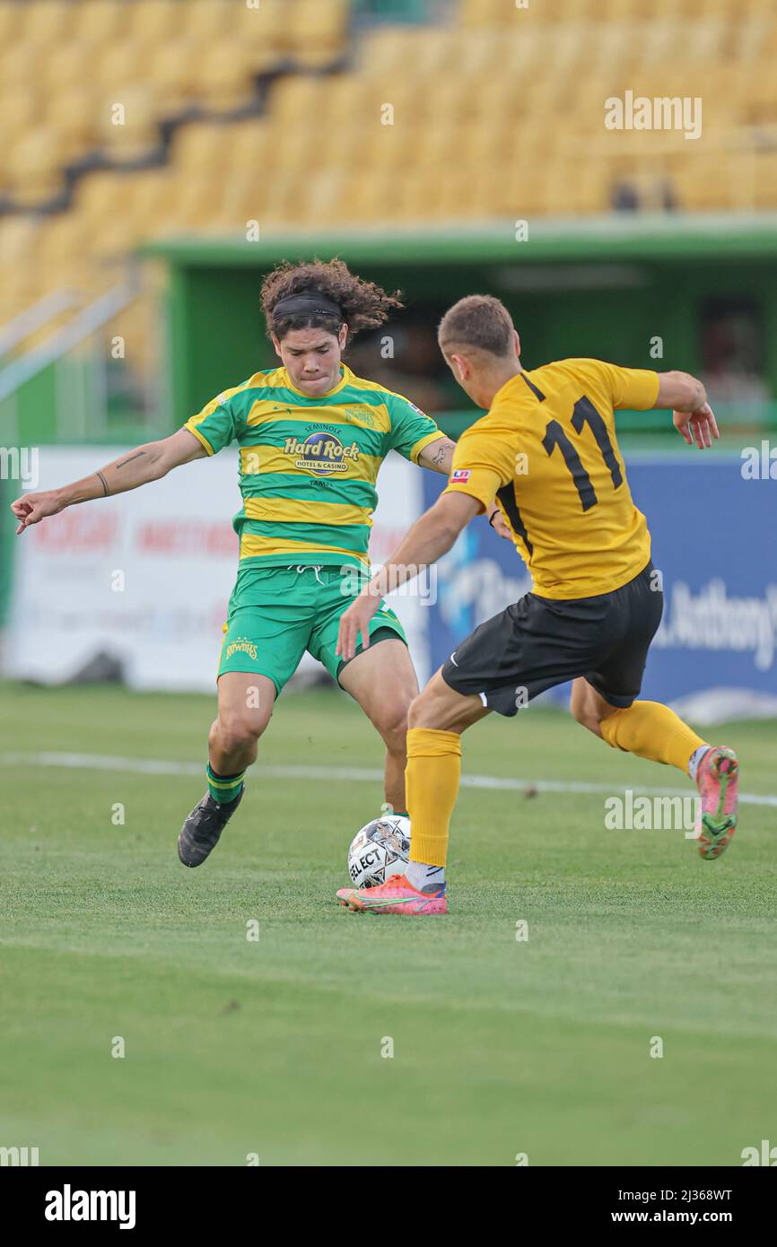 St. Petersburg, FL USA: Tampa Bay Rowdies Forward Juan Tejada (9) nimmt den SC Forward Rafael Vacas (11) während der 2. Runde der USL 2022 USA in Angriff Stockfoto