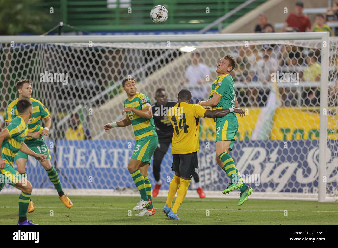 St. Petersburg, FL USA: Die Verteidigerin des Villages SC Vandyke Gyau (14) führt den Ball aus einem Eckstoß während der 2. Runde des USL 2022 U.S. Open Cup Agai an Stockfoto