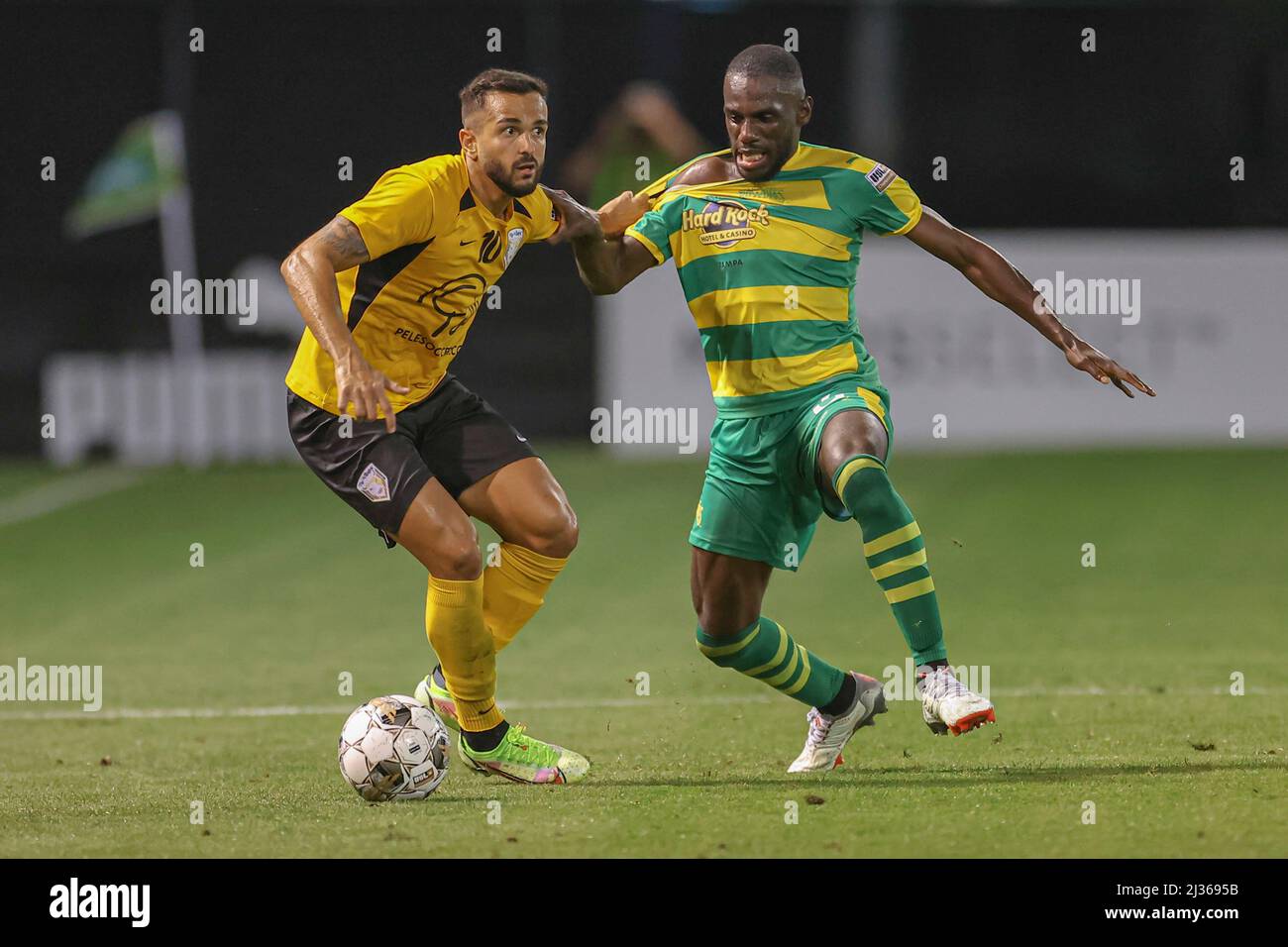 St. Petersburg, FL USA: Der Mittelfeldspieler des Villages SC Daniel Farias (10) versucht, den Ball anzupacken und zu stehlen, indem er sich das Trikot von Tampa Bay Rowdies mi schnappt Stockfoto